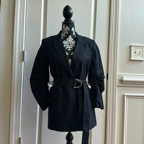 DEREK LAM linen blazer with back vents and belt.Lined and ruched sleev…